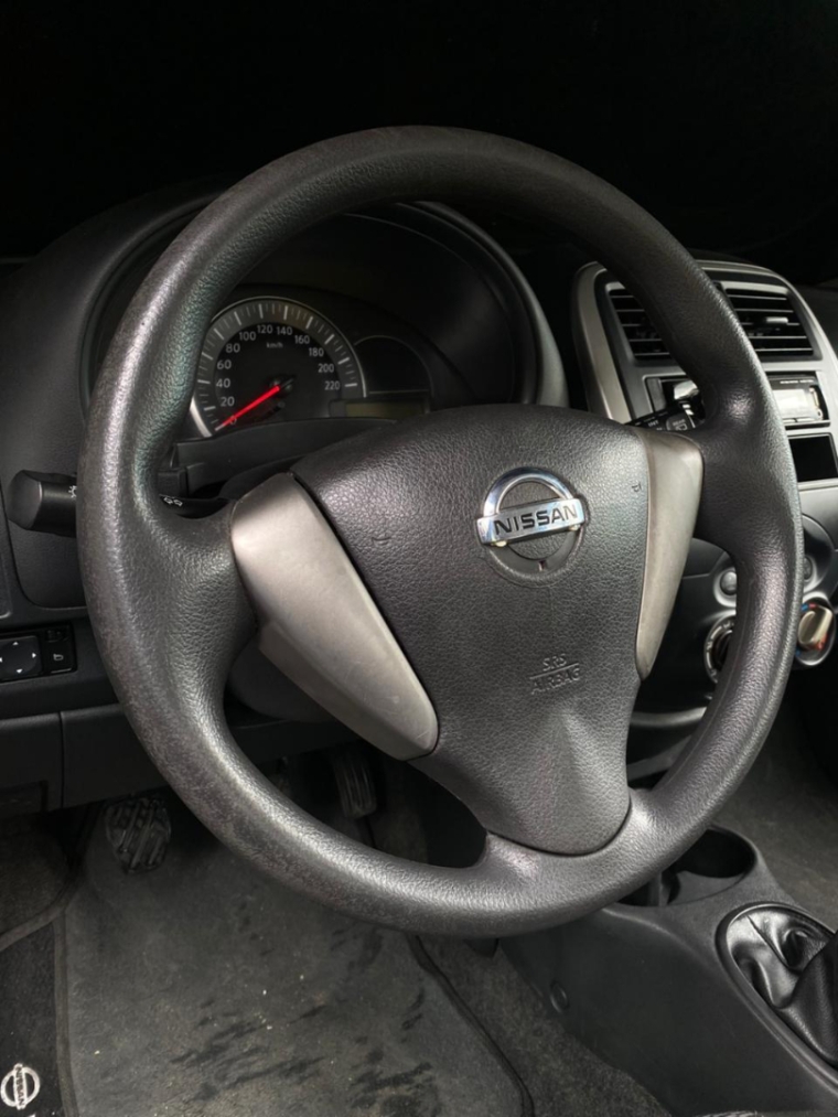 Volante Nissan March 2015 direção