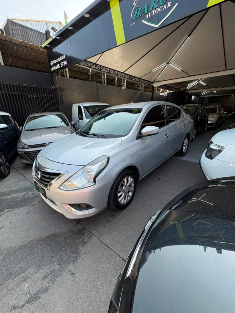 Nissan Versa SV 2016 lateral completa