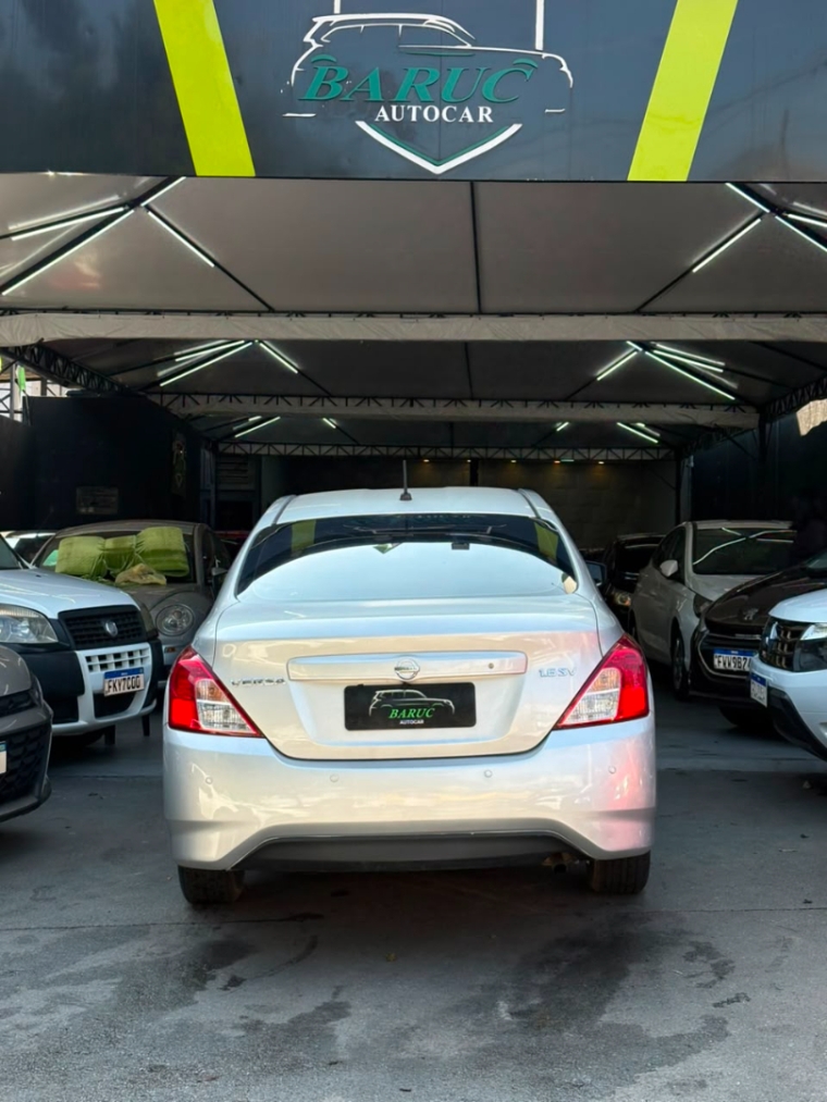 Nissan Versa SV 2016 traseira sedan