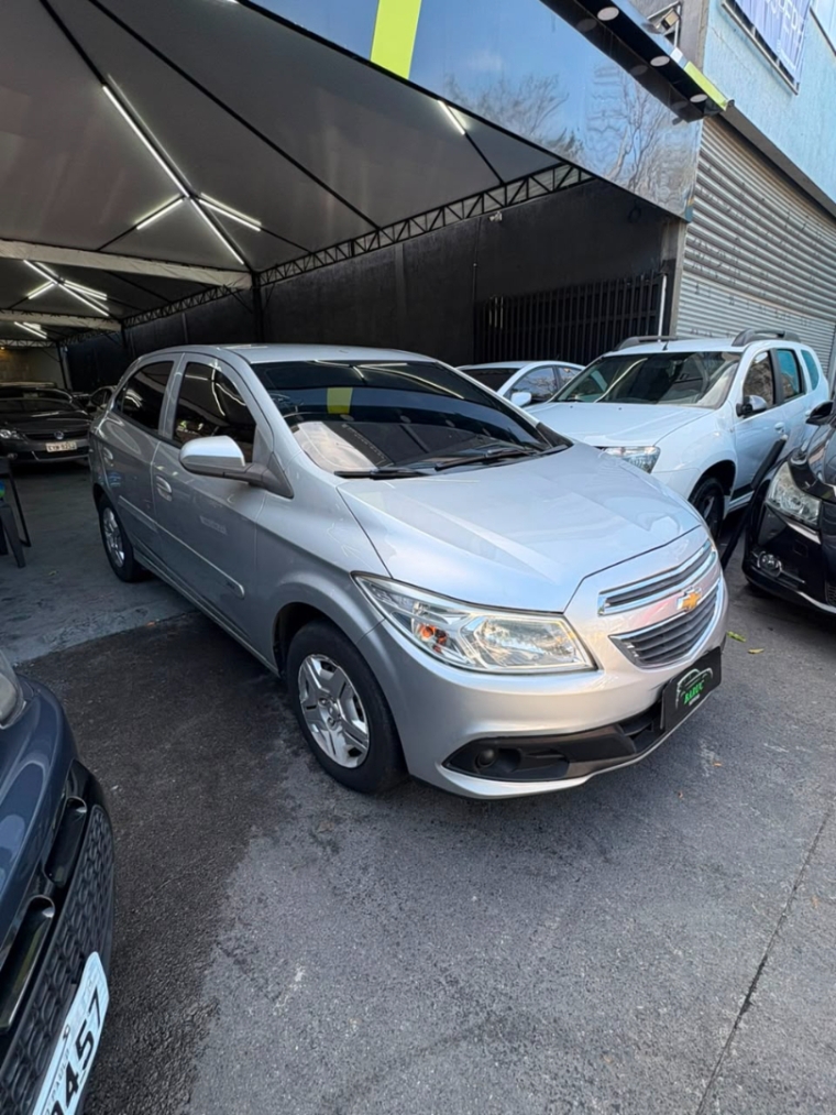 Chevrolet Onix LT 2014 lateral completa