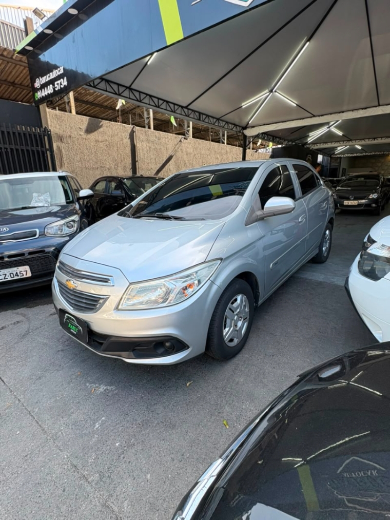 Chevrolet Onix LT 2014 lateral completa