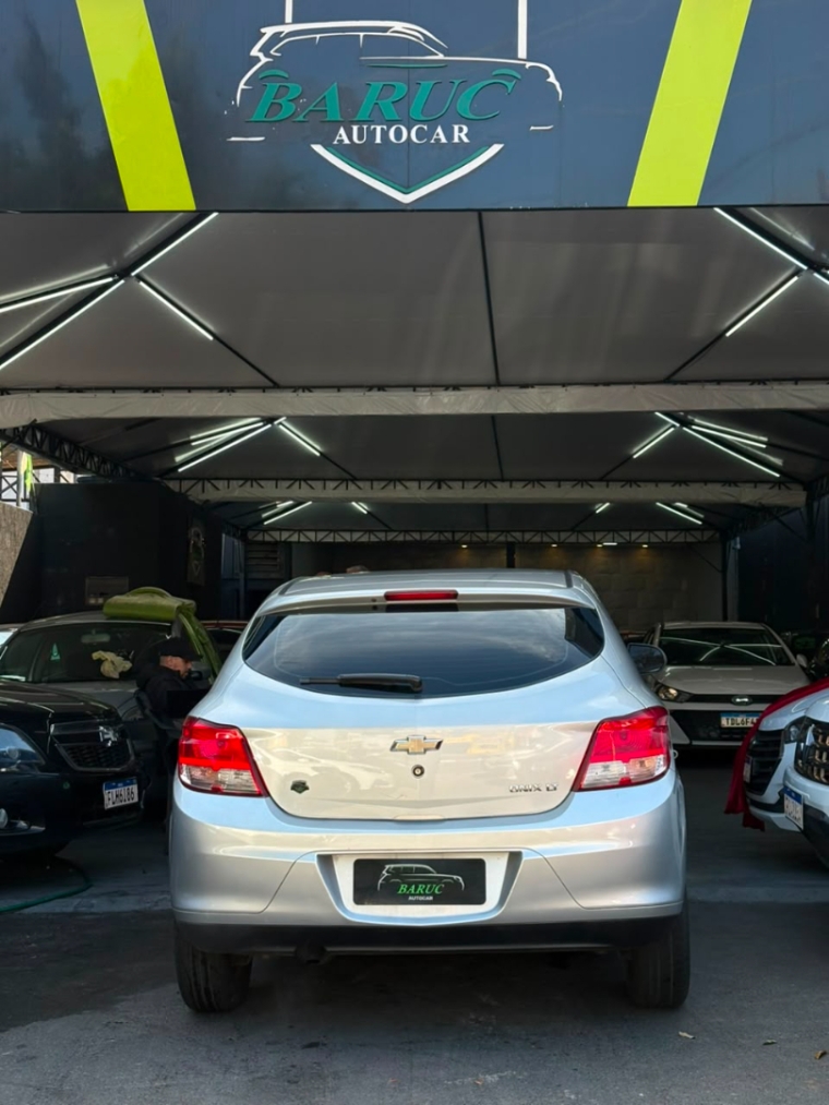 Chevrolet Onix LT 2014 traseira hatch