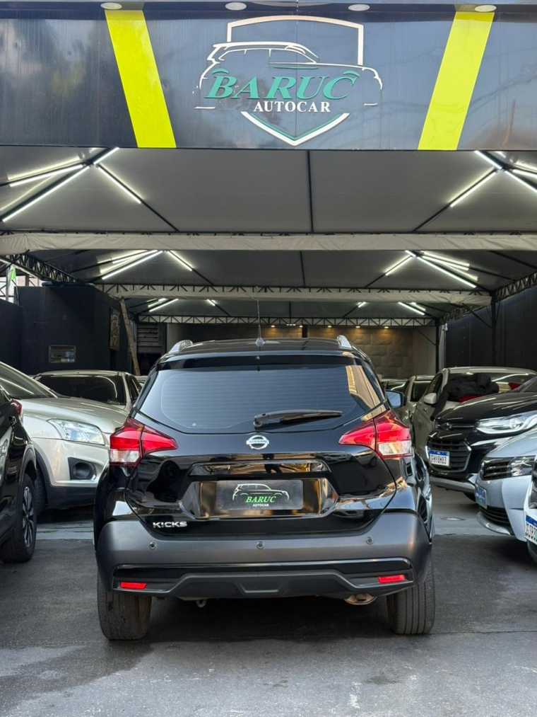 Nissan Kicks SV 2017 traseira SUV