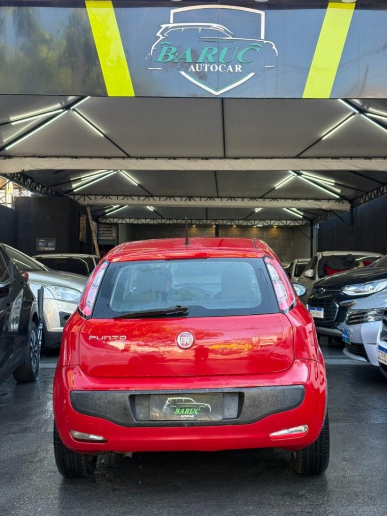 Fiat Punto Attractive 2013 traseira hatch