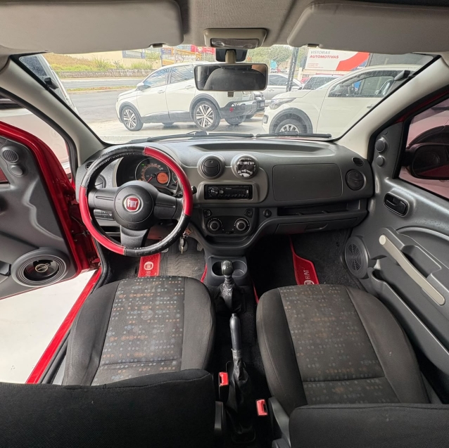 Interior do Fiat Uno Vivace 2014 2015 painel