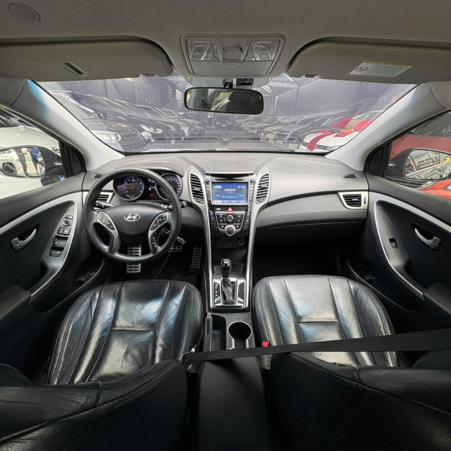 Interior do Hyundai i30 1.8 2015 painel